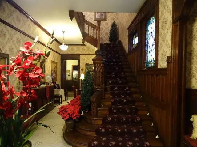 1888 Historic Rocking Horse Manor B & B