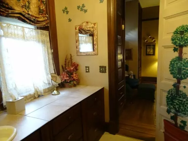 1888 Historic Rocking Horse Manor B & B