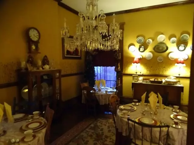 1888 Historic Rocking Horse Manor B & B