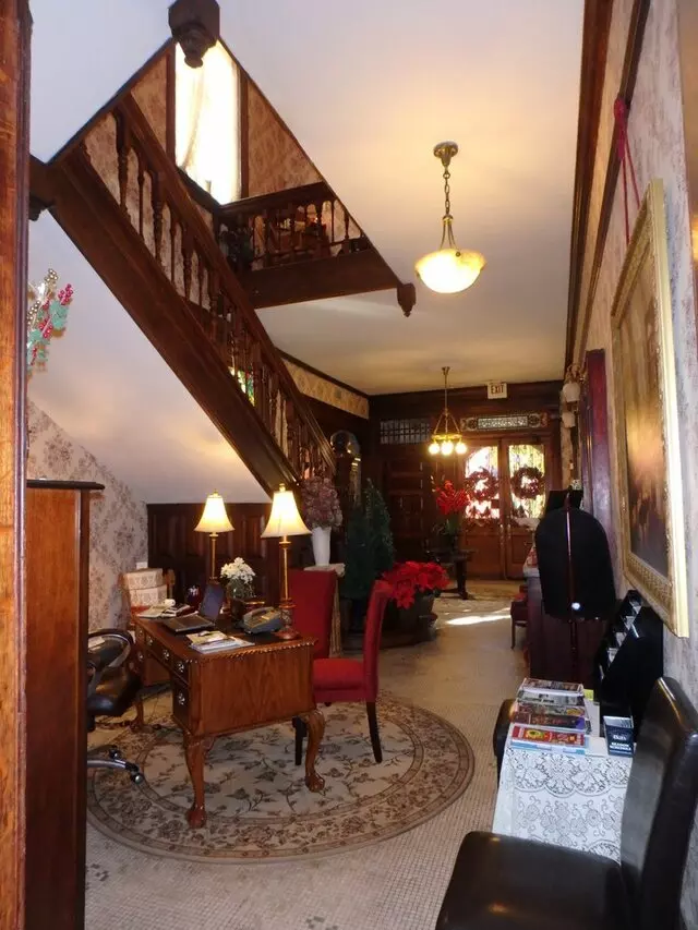 1888 Historic Rocking Horse Manor B & B