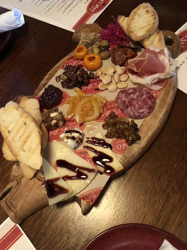 Artesano Vino Tapas Y Mas