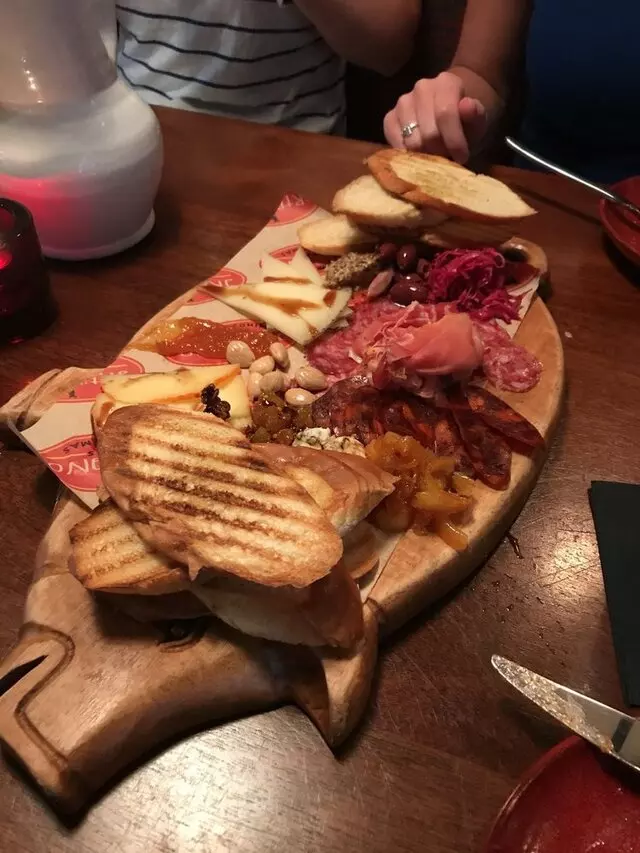 Artesano Vino Tapas Y Mas