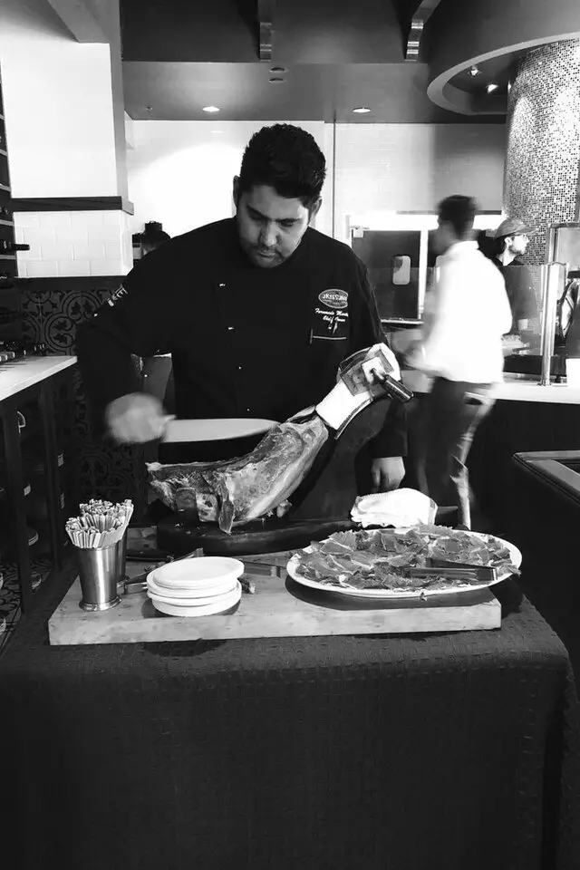 Artesano Vino Tapas Y Mas