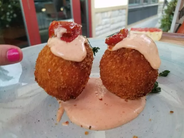 Artesano Vino Tapas Y Mas