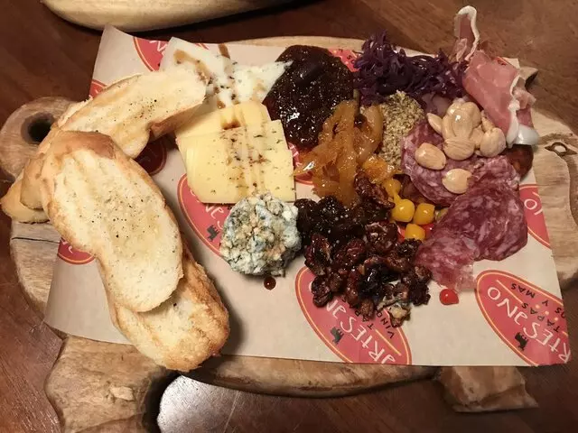 Artesano Vino Tapas Y Mas