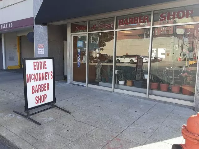 Eddie McKinney&apos;s Barber Shop